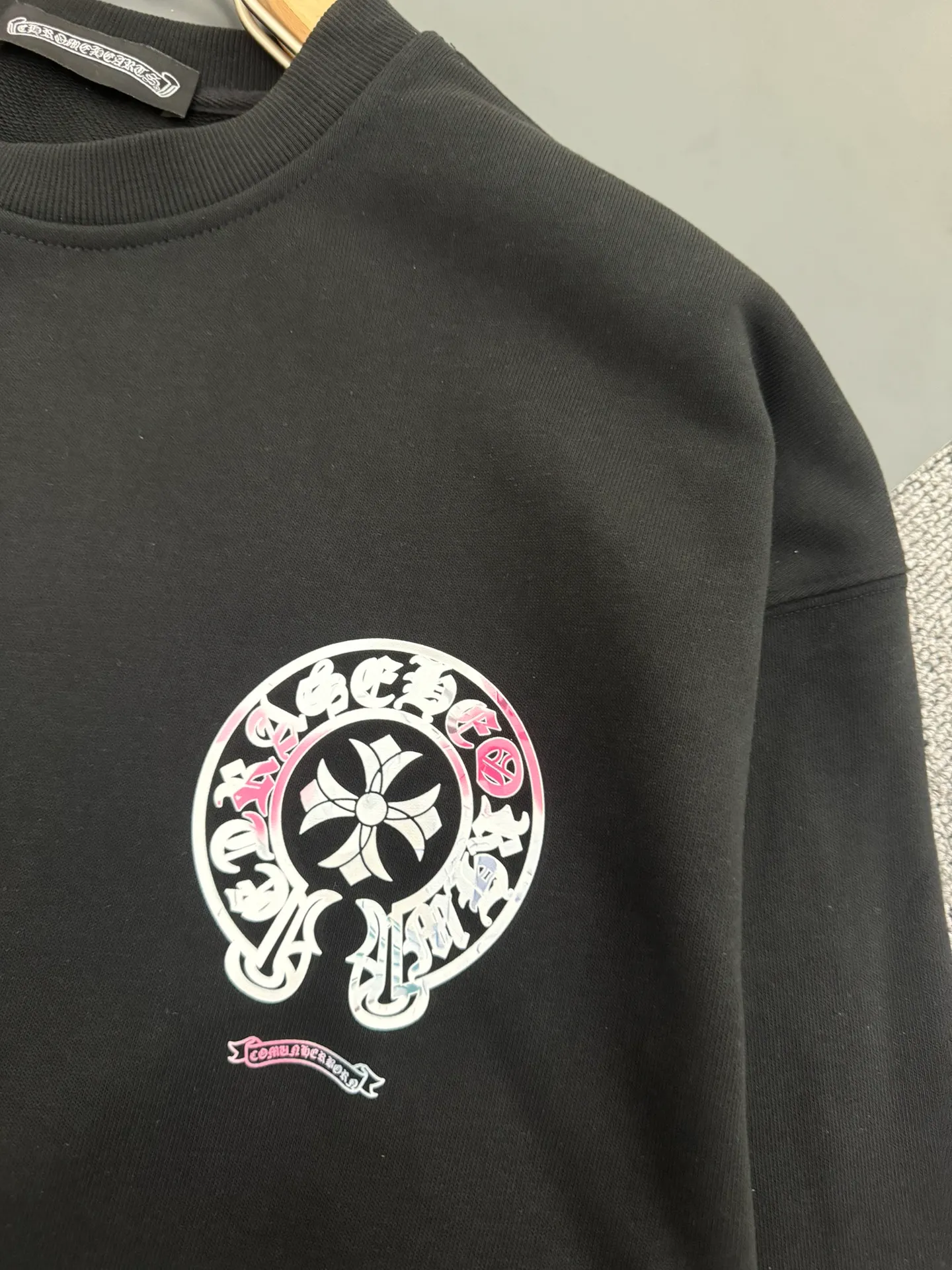 P240 Chrome Hearts*Chrome Hearts* The latest round-neck fashionable long-sleeved sweatshirt for autumn and winter, with printed logo design and 400 grams of pure cotton fabric! It is close to the skin and comfortable, durable and easy to wear. The original factory craftsmanship is meticulous. It is a must-have for casual wear. Size S M L XL XXL